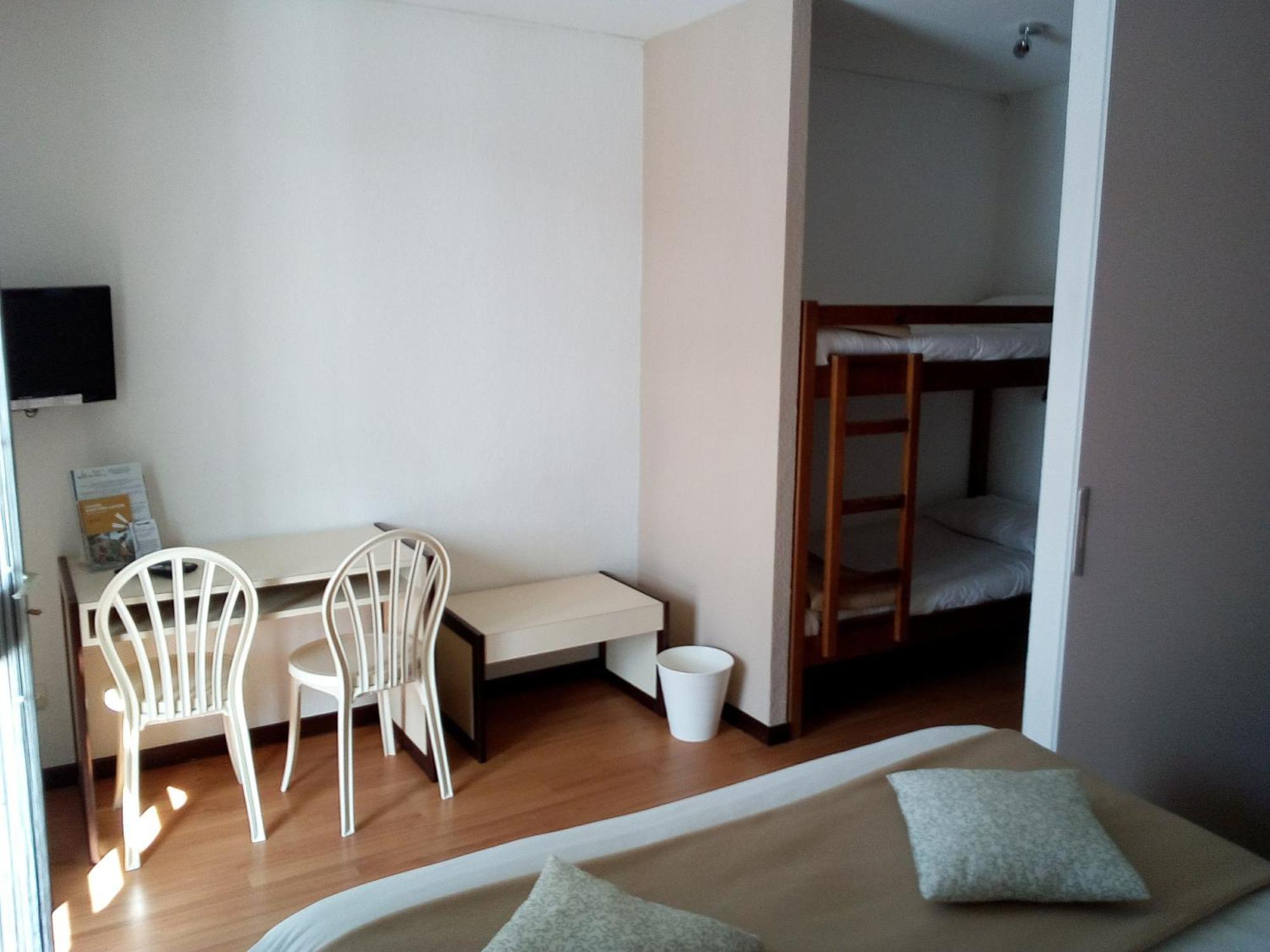 Hotel Les Gabarres Tour-de-Faure Szoba fotó